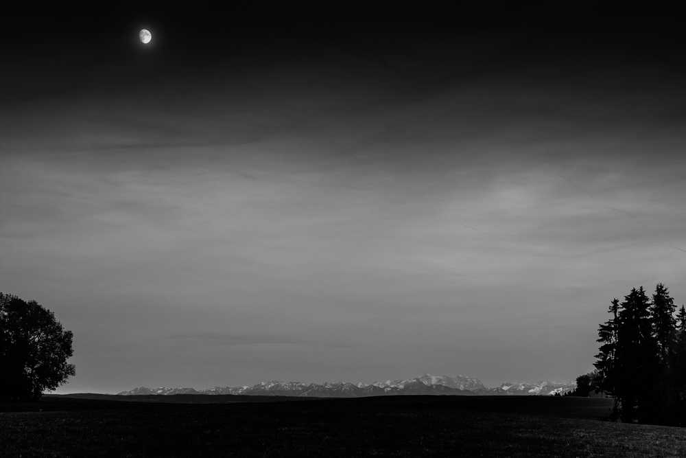 Mond über den Alpen - kleines Stimmungsbild in SW