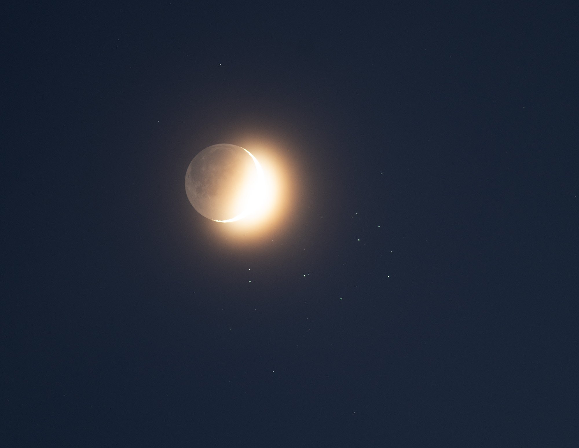 Mond und Plejaden am 19. April