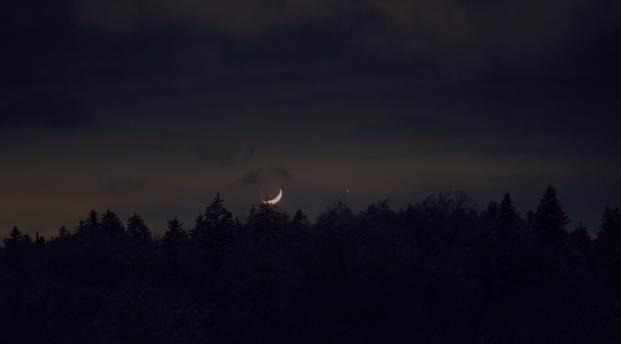 Mond-Venus über dem Horizont