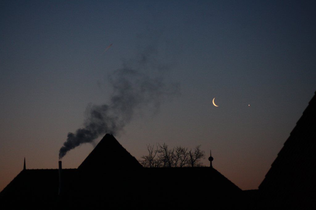 Mond & Venus über den Dächern