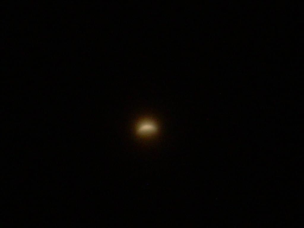 Mondfinsternis hinter dicken Schleierwolken