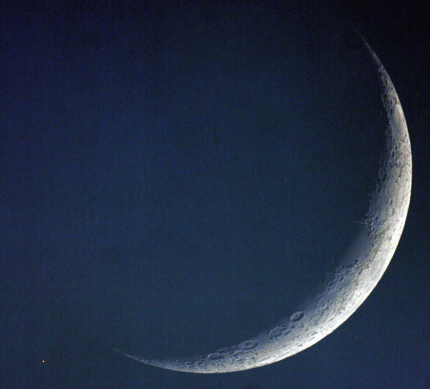 Mondsichel begegnet Aldebaran im Sternbild Stier Bild 1 verkleinert.png
