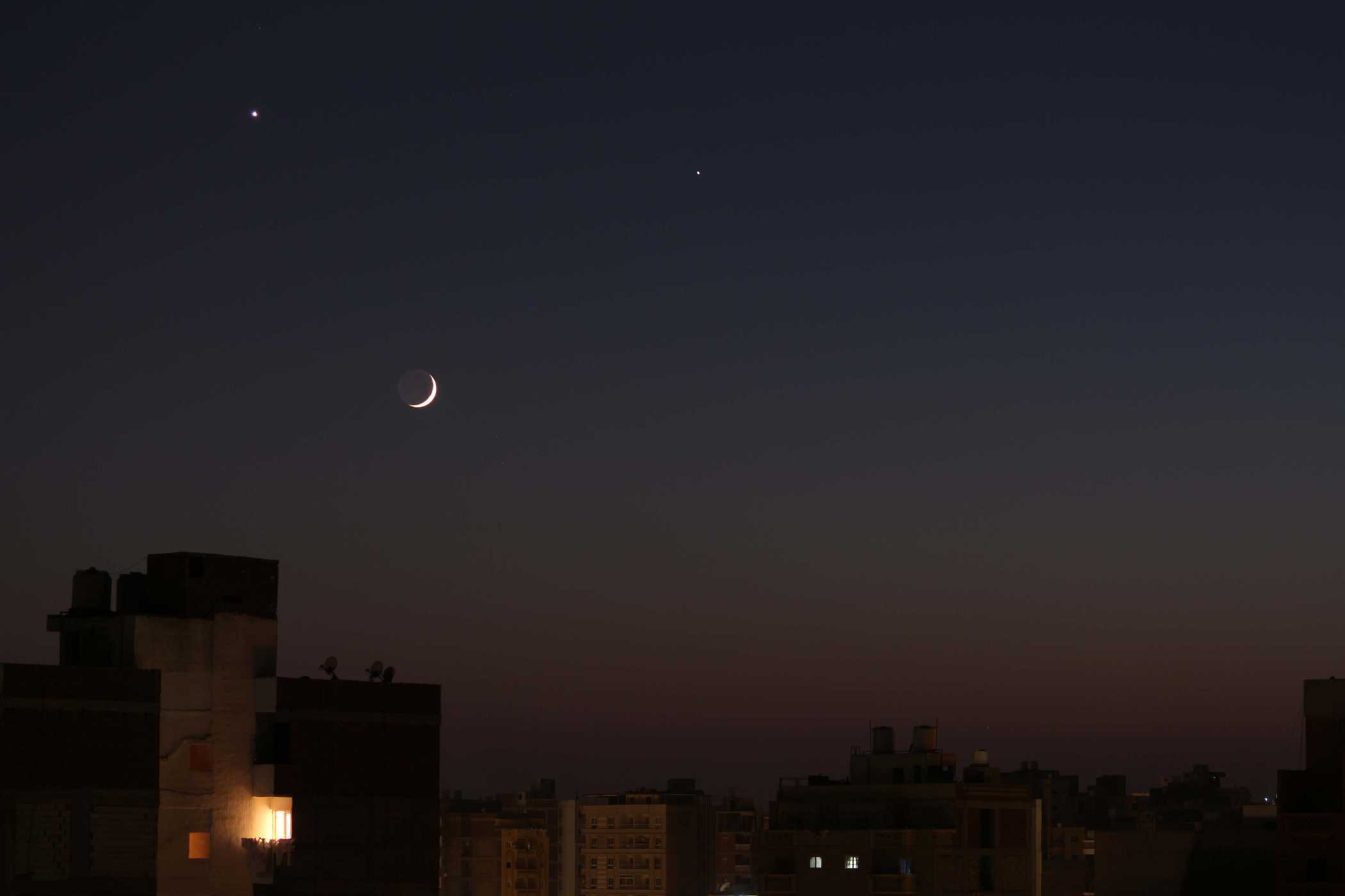 Mondsichel bei Venus und Jupiter