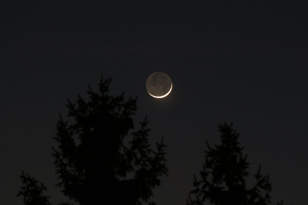 Mondsichel mit Erdlicht 20. März