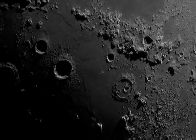 Moon_170513_Philips-SPC-900NC-PC-Camera_205529_g5_b3_ap146_5.jpg