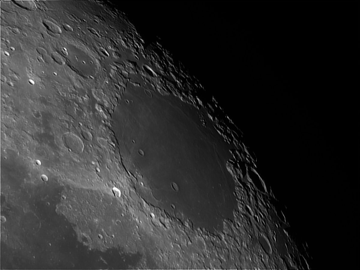 Moon_2011_12_11_212713_L_stacked_decon.jpg