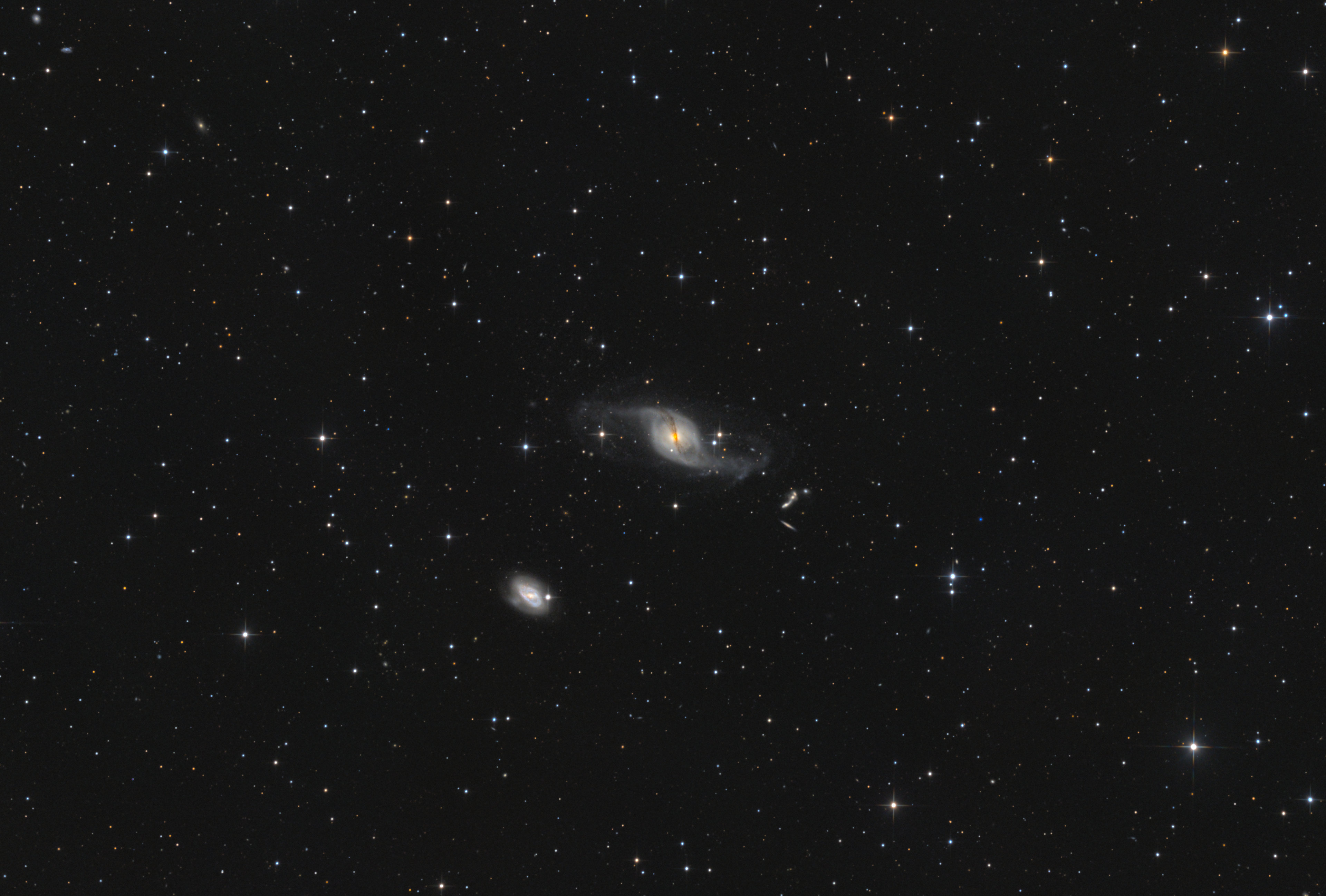 NGC 3718 mit NGC 3729 (Feld)