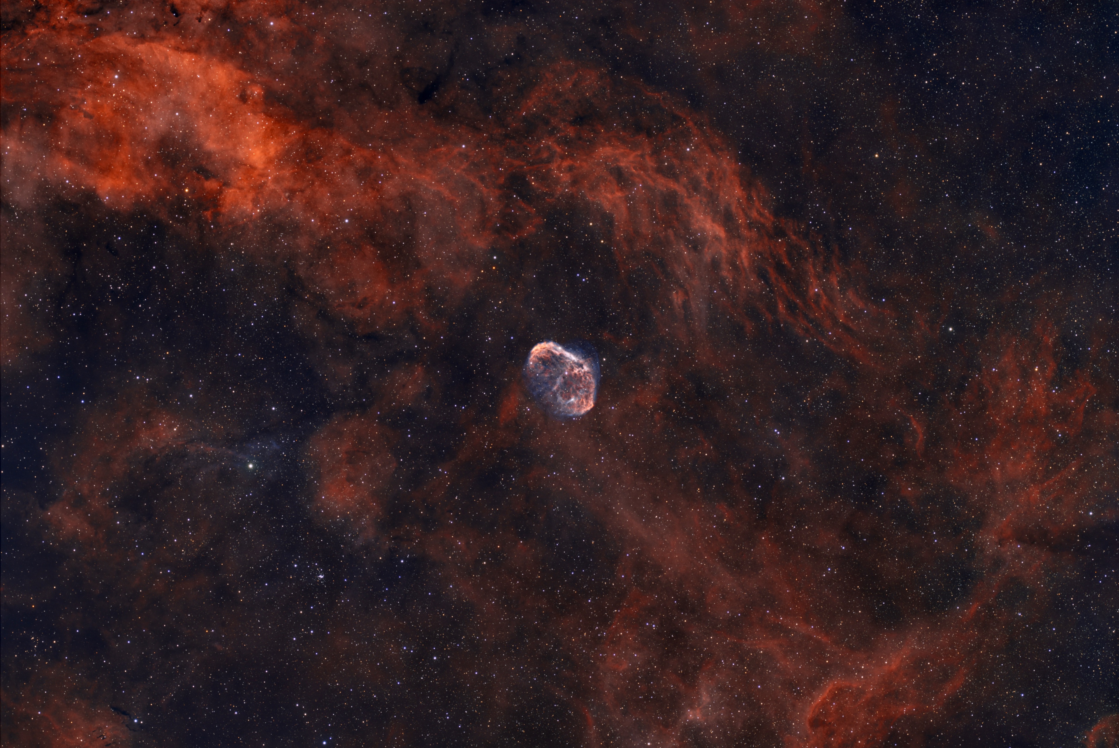 NGC 6888 - Crescent Nebel (Mondsichelnebel) und Umgebung