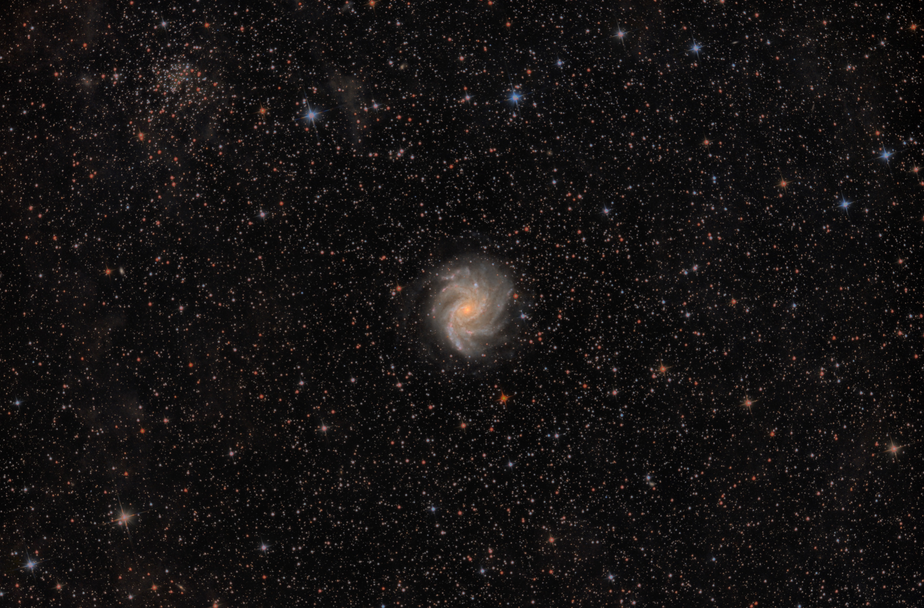 NGC 6946 (Feuerwerksgalaxie) und NGC 6939 (Geisterbuschhaufen)
