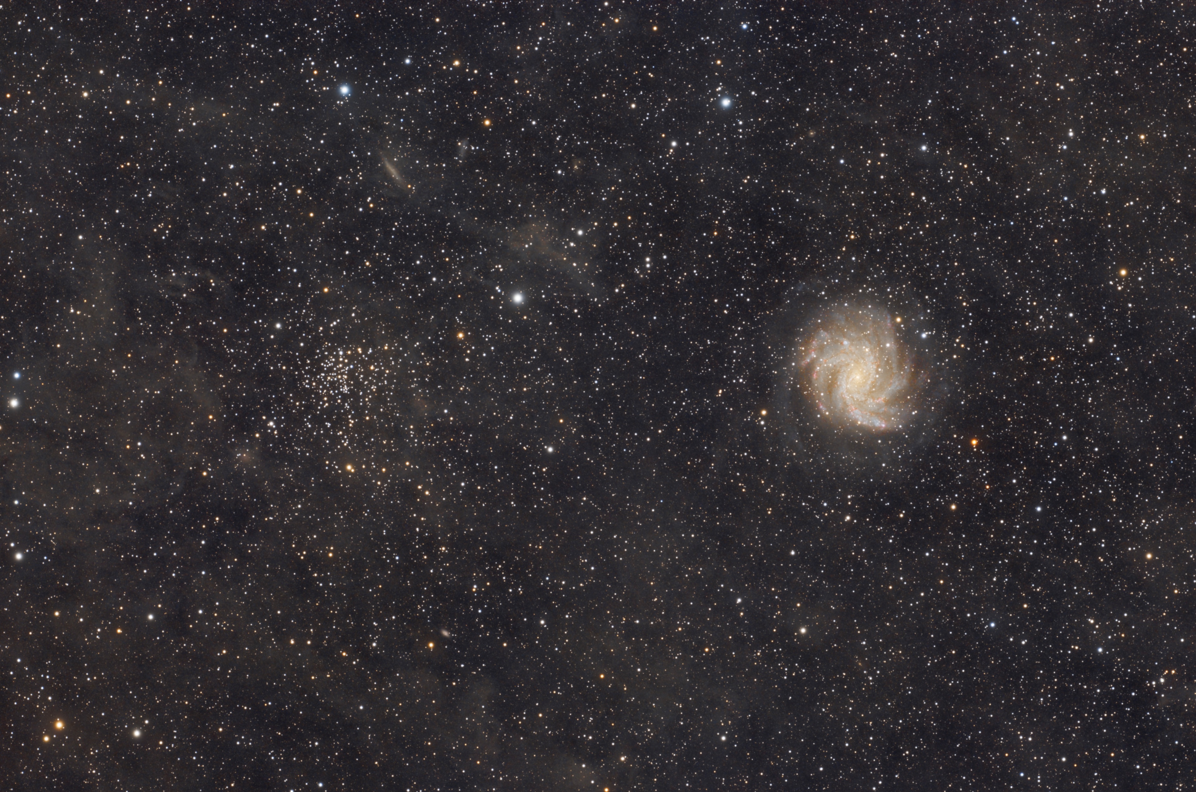 NGC 6946 (Feuerwerksgalaxie) und NGC 6939 (Geisterbuschhaufen)