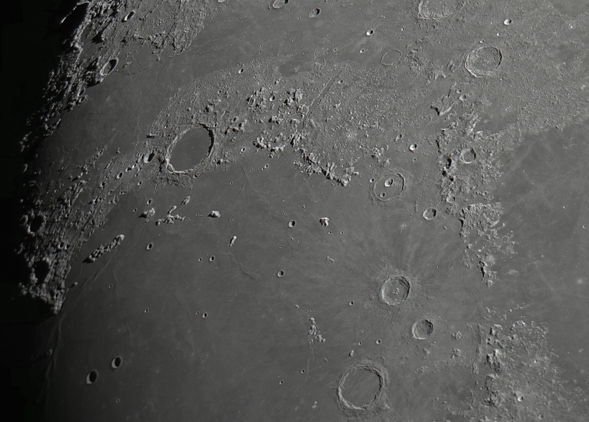 Plato - Mare Imbrium - Montes Alpes - Vallis Alpes am 26-04-26 um 21-19 MESZ mit SC10 + ASI 17...jpg