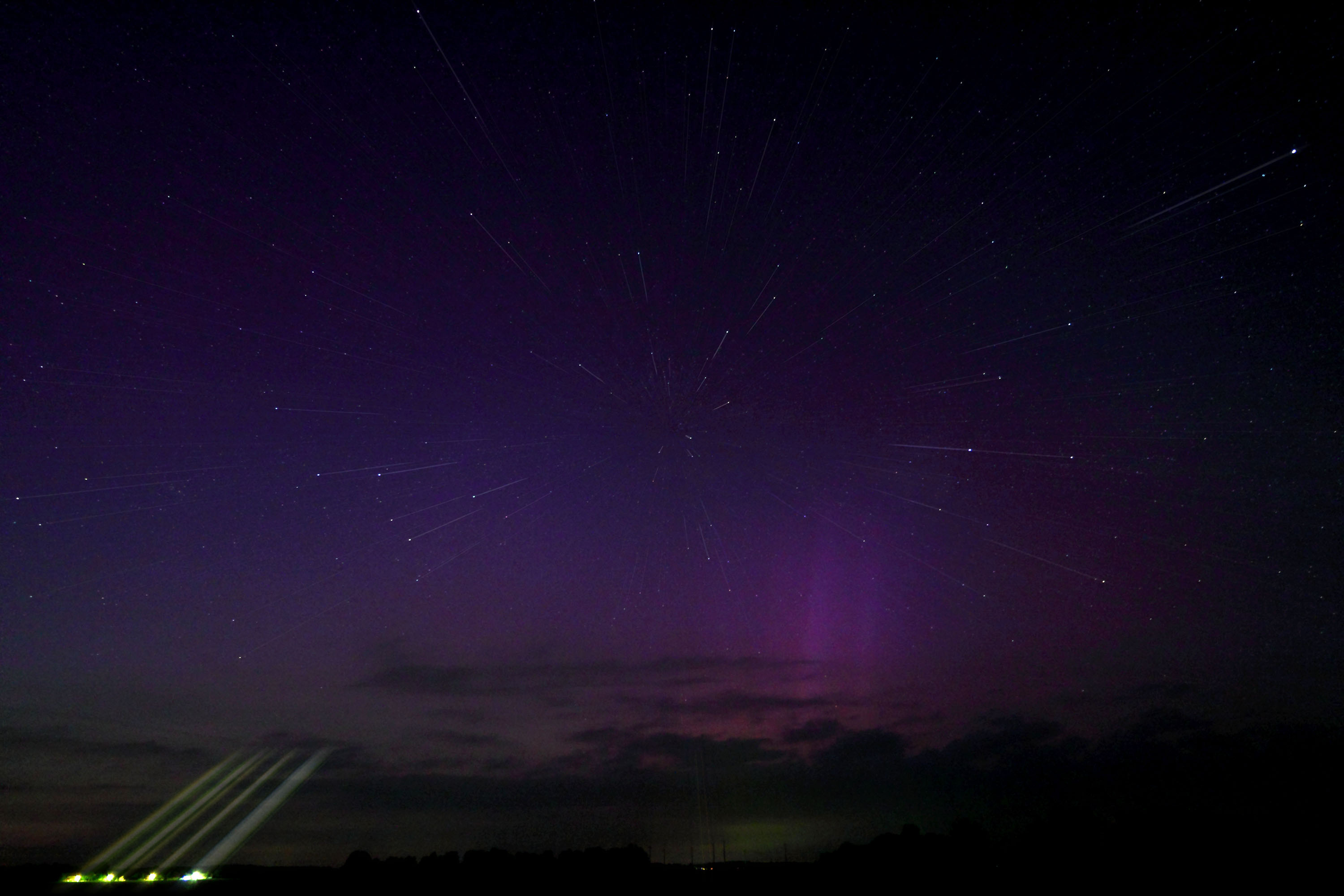Polarlicht mit hellem Strahl bis Deneb
