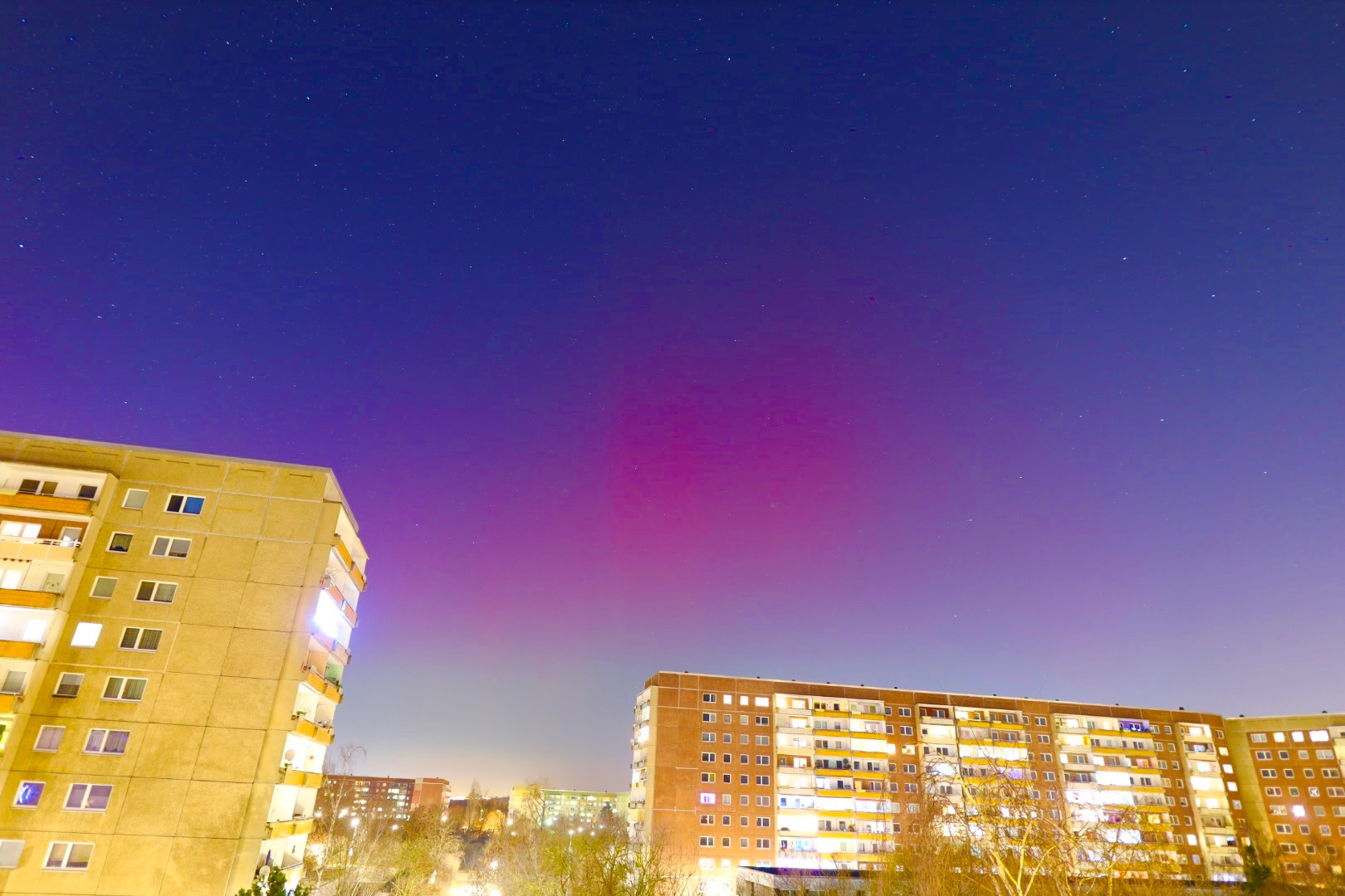 Polarlichter über der Stadt