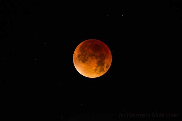 Roter Mond vor Hintergrundsternen