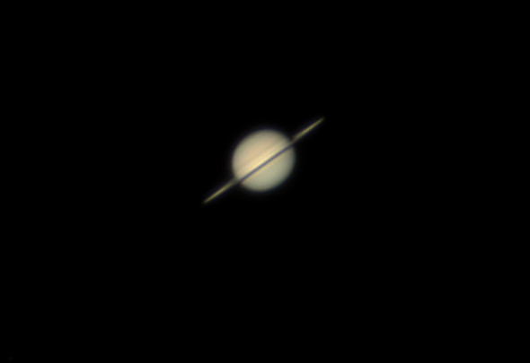 Saturn fast auf Kante