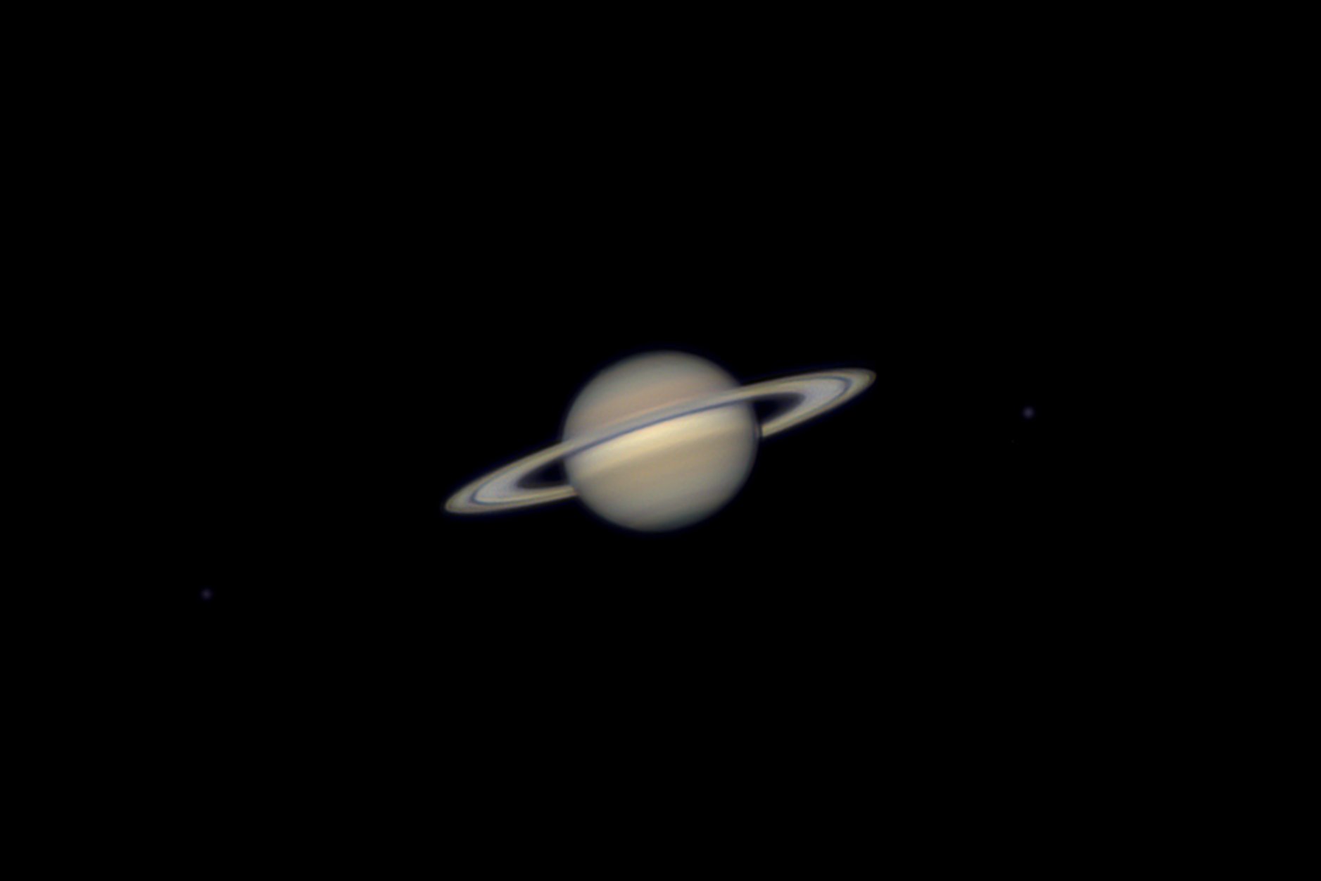 Saturn mit Tethys, Rhea und einer Spur von Dione