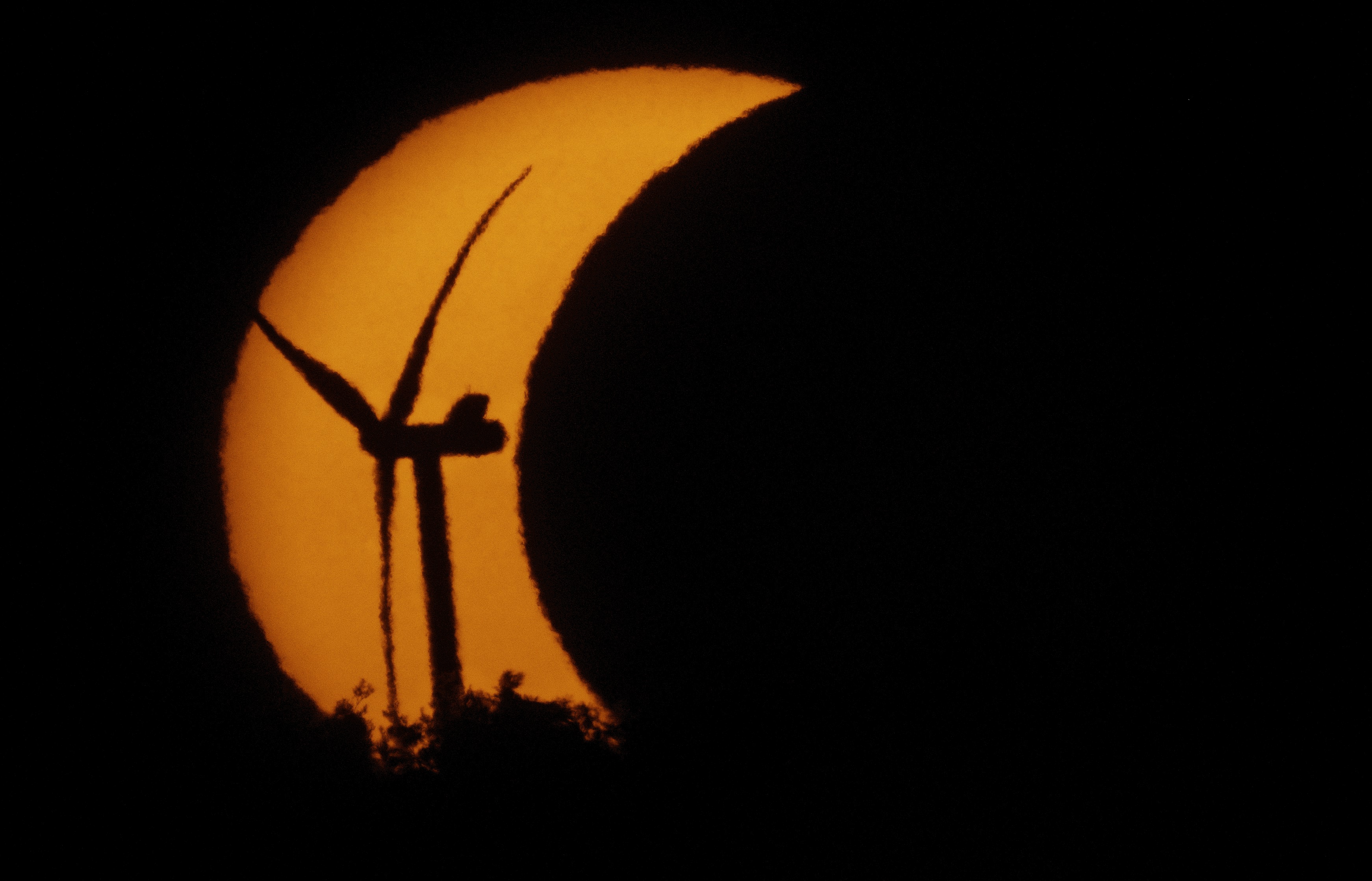 Sonnenfinsternis und Windrad