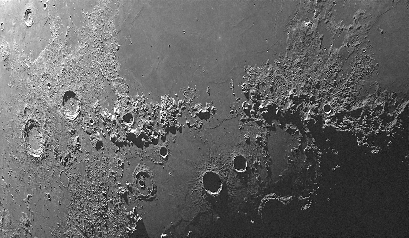 Übersicht -Mond- mit STF7 und ASI 178MC am 08-05-22 bei Tageslicht - 1 STD vor Sonnenuntergang.jpg