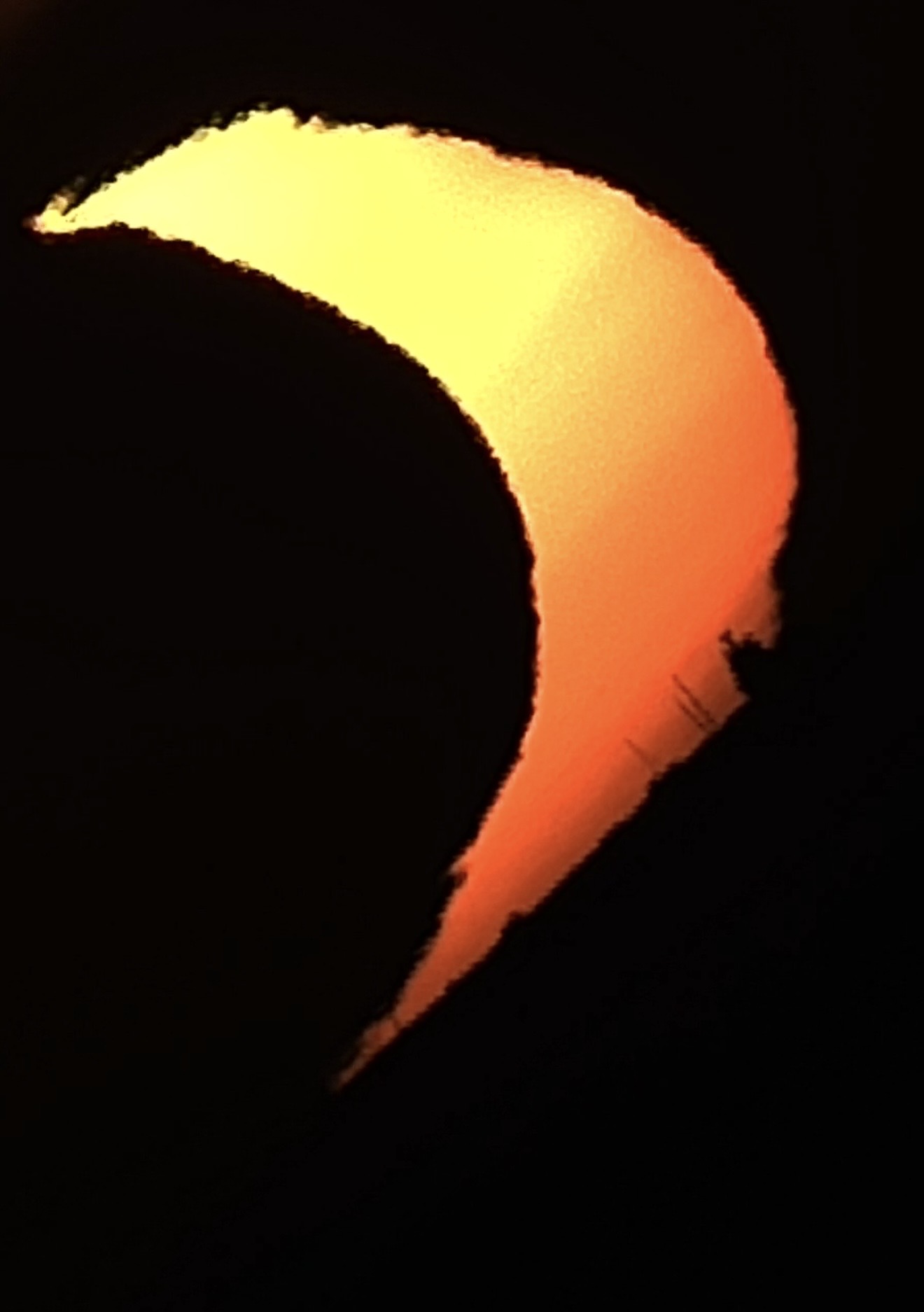 Untergang der teilverfinsterten Sonne