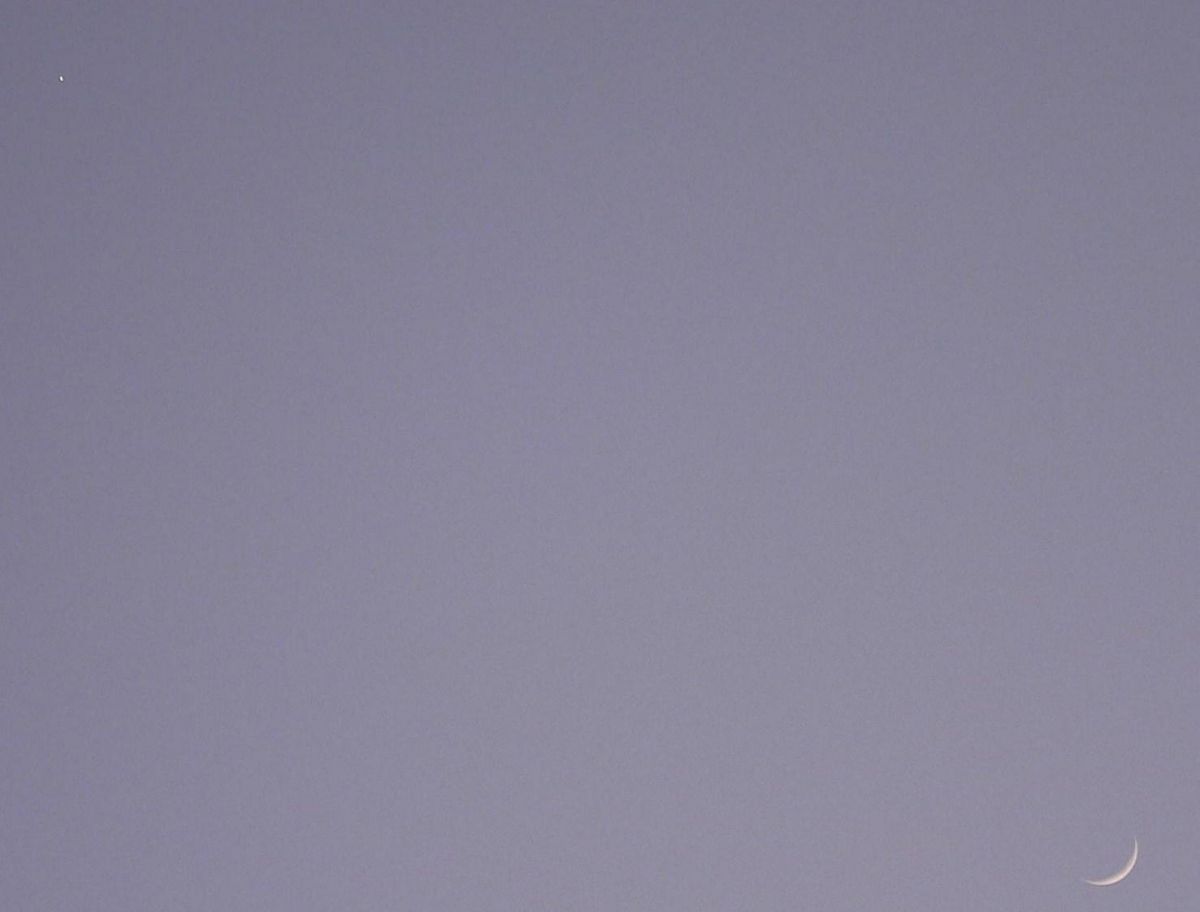 Venus und Mond am Tageshimmel