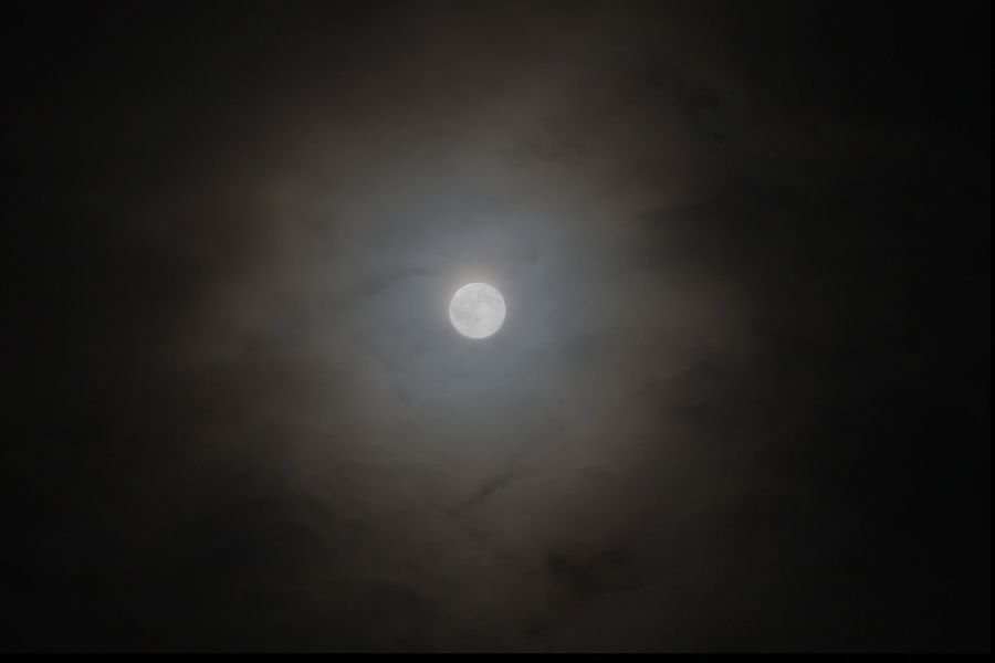 Vollmond in bunten Wolken