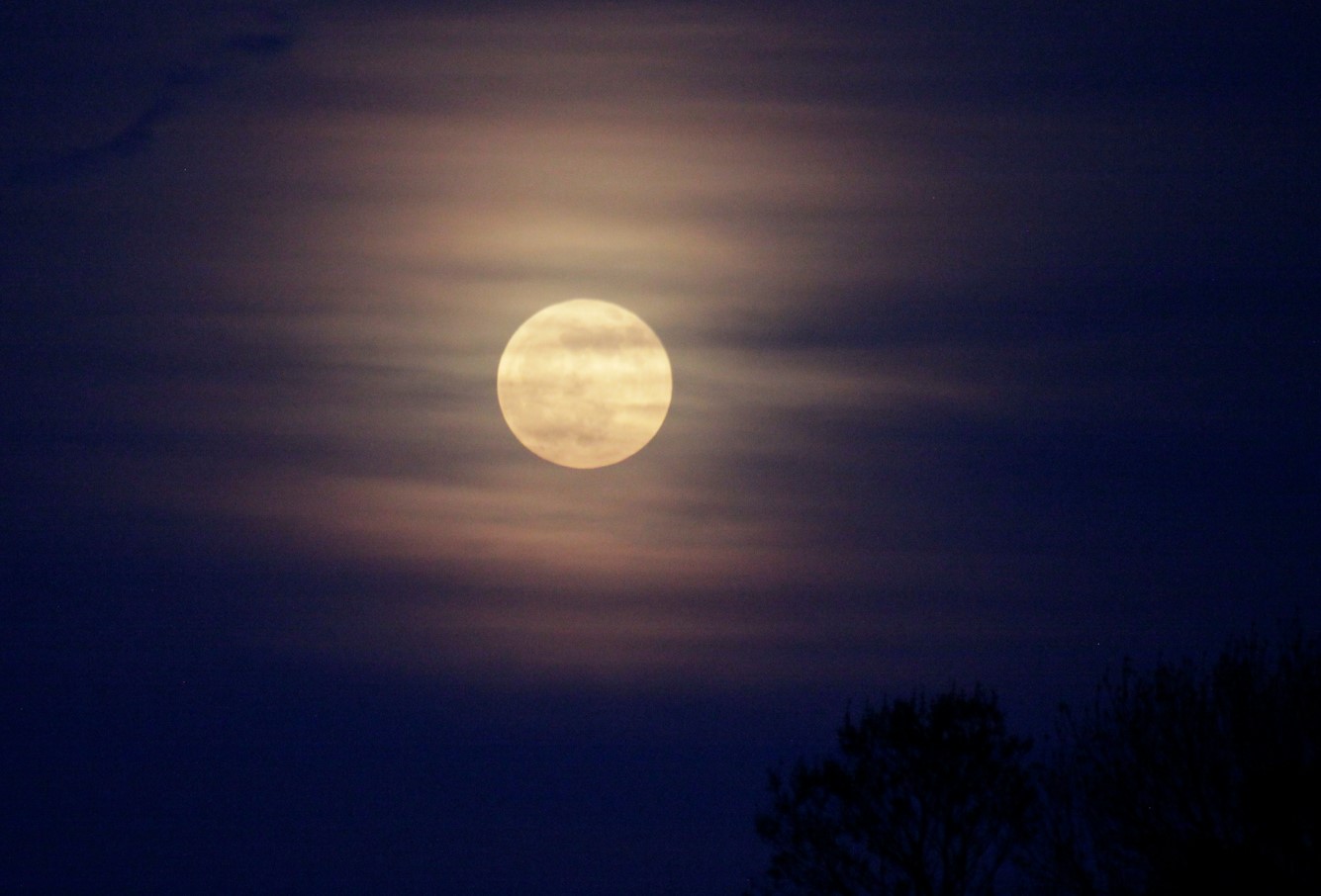 Vollmond mit Schleierwolken