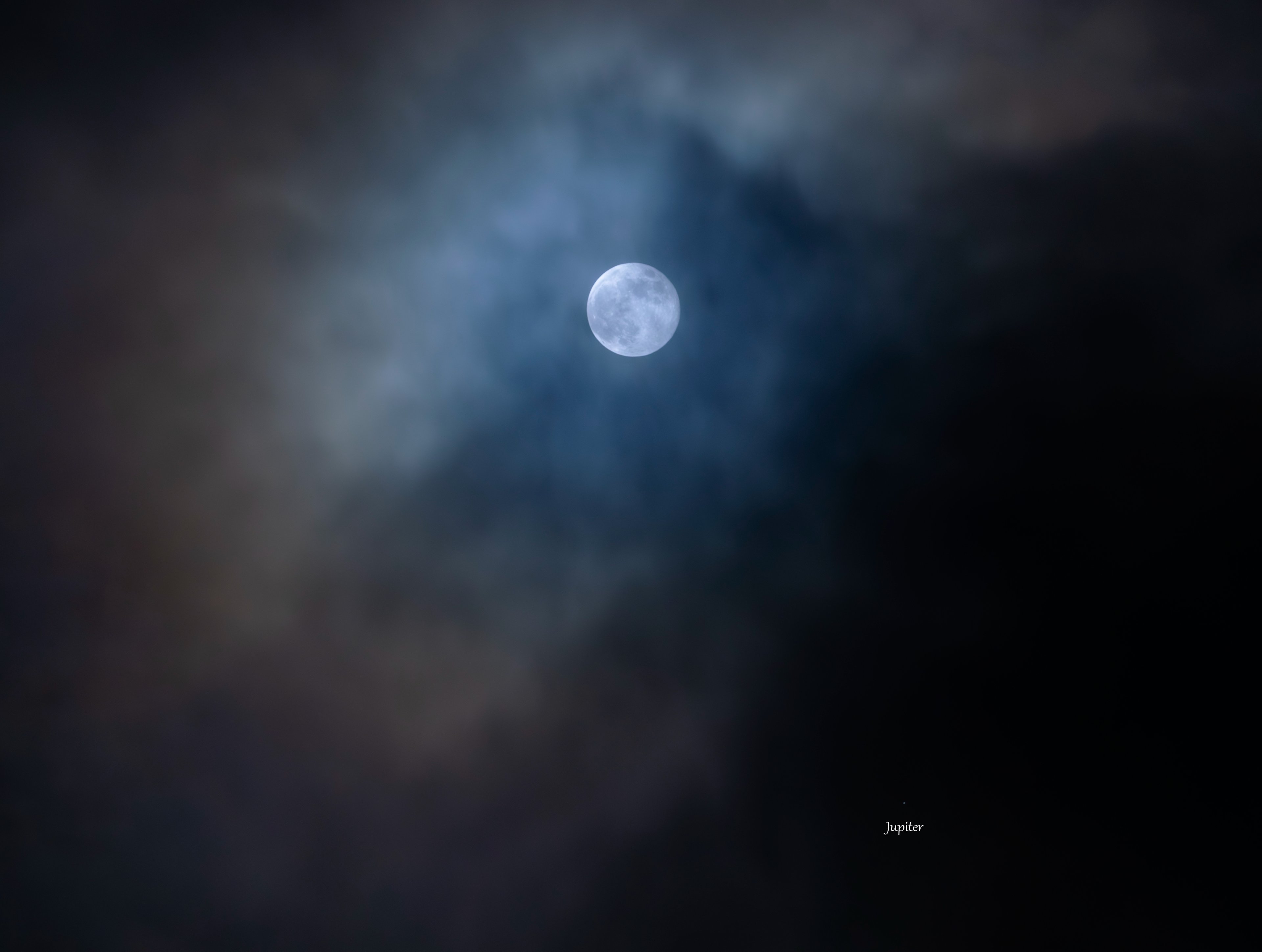 Vollmond und Jupiter im Wolkenmeer