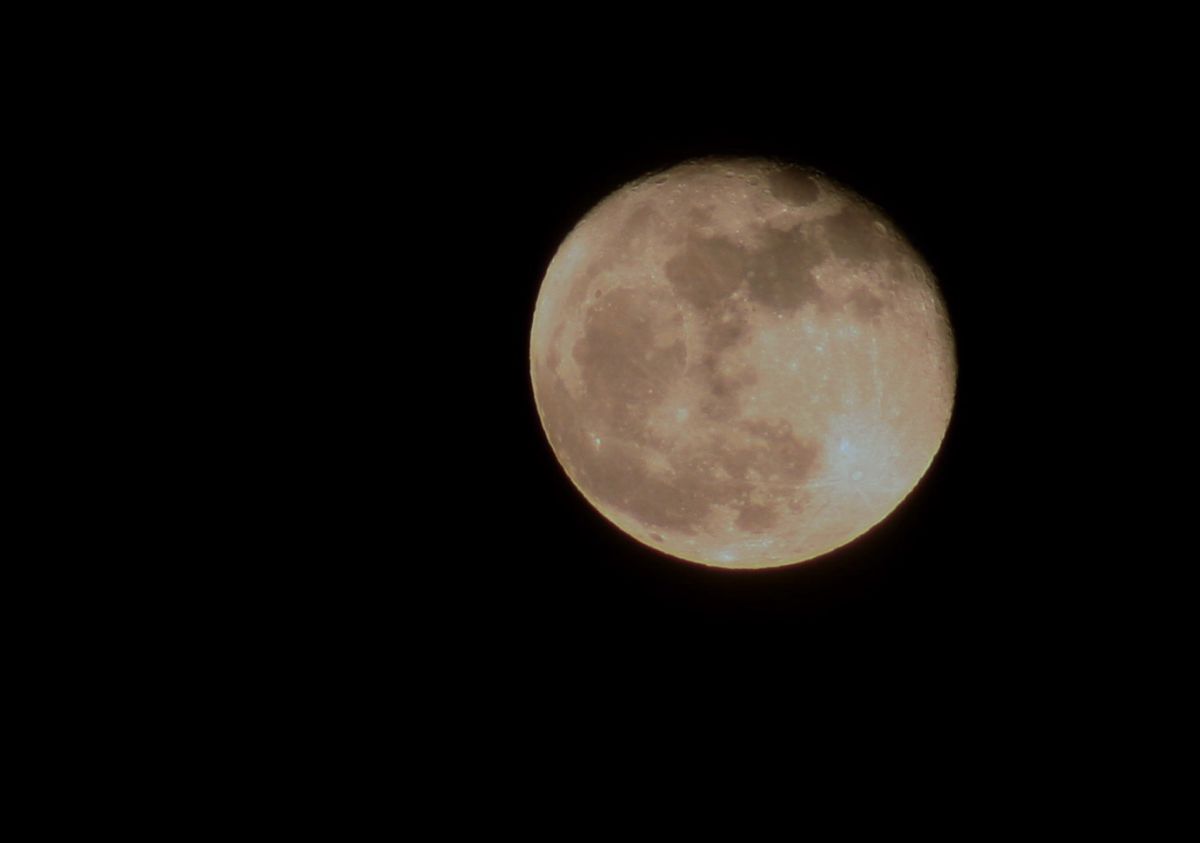 wieder mal der Mond...durch eine kurze Wolkenlücke